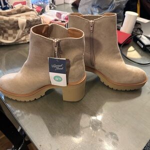 Universal Thread Women's Beige Heeled Boots